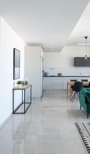 J Tower Residence Boutique - Apartments & Suites