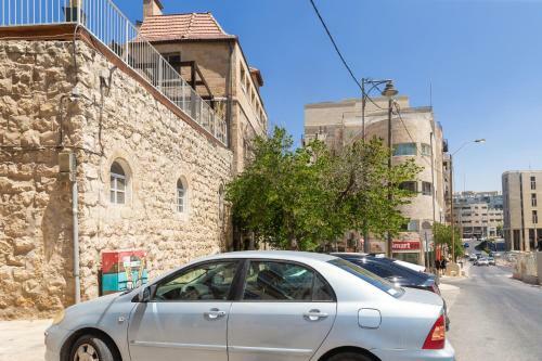 Authentic 3-bedrooms Apartment In Mamilla Free Parking