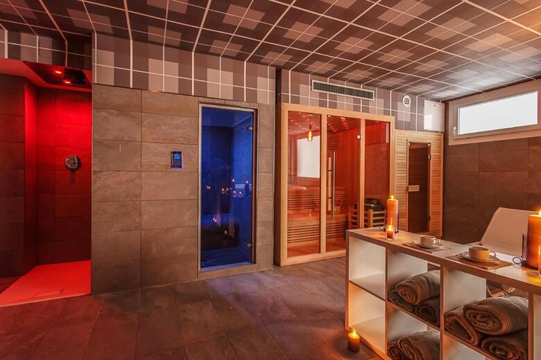 Hotel Cola