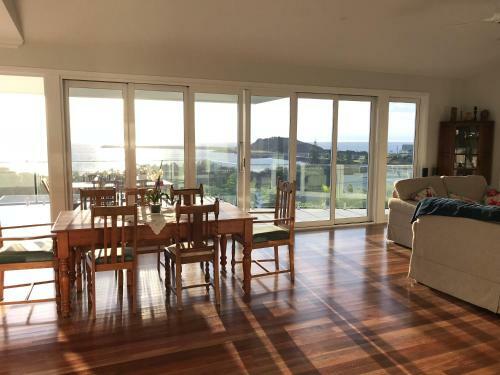 Jetty Splendour Guest Bedroom With Bathroom En-suite B'nb