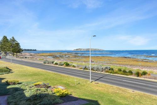 Granite Views Beachfront Apartment + Wifi