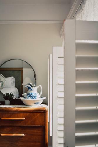 Hill Road Manor Bed & Breakfast