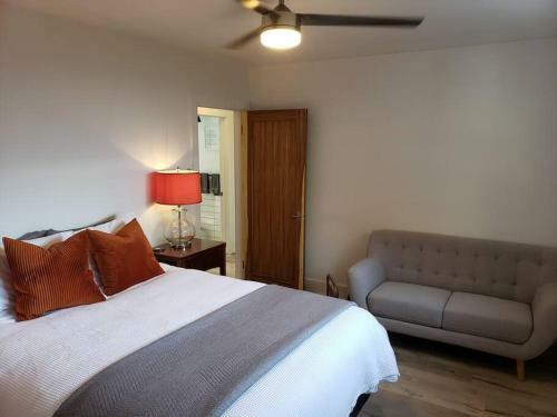 Apartamento The Orange Suite 2br Vintage Vibe, Chefs Kitchen