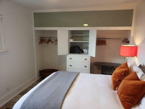 Apartamento The Orange Suite 2br Vintage Vibe, Chefs Kitchen