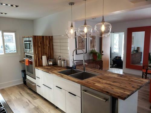 Apartamento The Orange Suite 2br Vintage Vibe, Chefs Kitchen