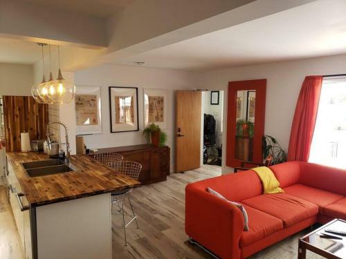 Apartamento The Orange Suite 2br Vintage Vibe, Chefs Kitchen