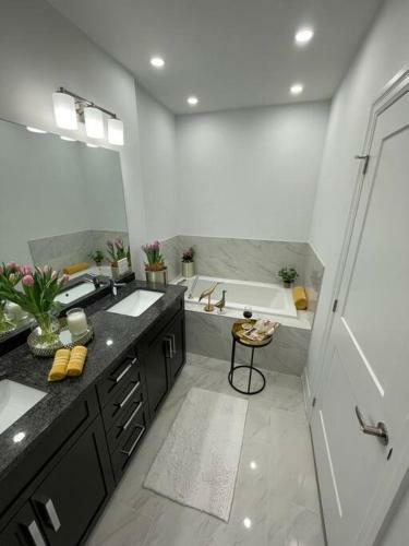 Luxury 3 Bedroom Apartment Condo + All Amenities