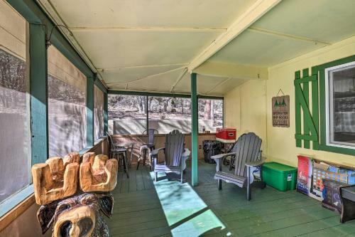 Cozy Pine Cabin With Fire Pit, Deck And Grill!