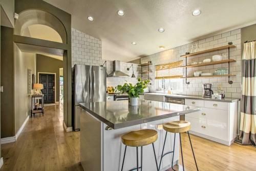 Glendale Lakefront Home With Patio And Gas Grill!