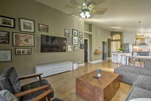 Glendale Lakefront Home With Patio And Gas Grill!