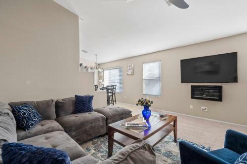 Cozy Hidden Gem - 3br With Den & Private Backyard