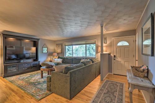 Knotty Pine Retreat With Private Hot Tub!