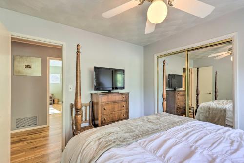 Knotty Pine Retreat With Private Hot Tub!