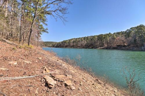 Scenic Greers Ferry Cabin With Deck And Fire Pit!