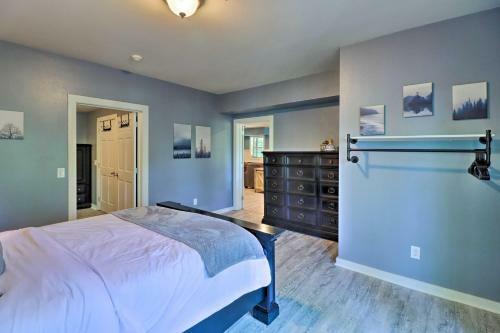 Lakefront Family Escape With Fire Pit And 2 Decks!