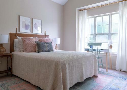 Spacious Cottage Getaway - Royal Beds, Fireplace