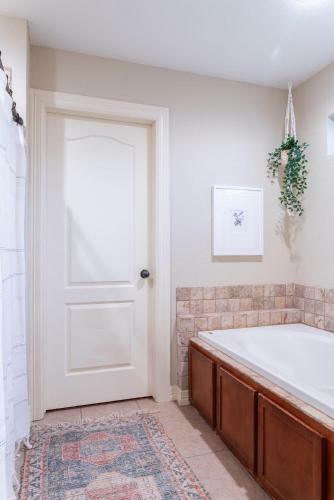 Spacious Cottage Getaway - Royal Beds, Fireplace