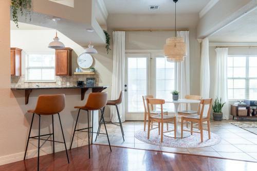 Spacious Cottage Getaway - Royal Beds, Fireplace