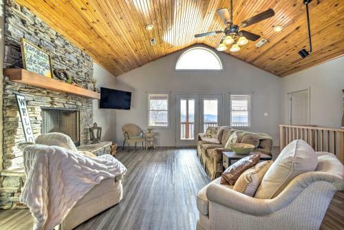 House With Mtn Views And Fire Pit, 2 Mi To Lake!