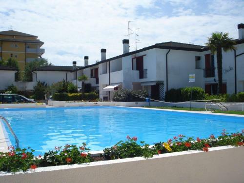 Villa In Front Of The Pedestrian Area With Pool