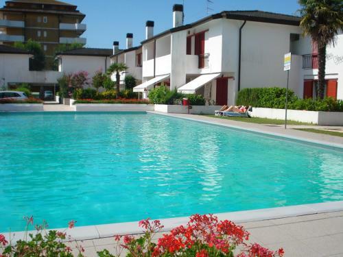 Villa In Front Of The Pedestrian Area With Pool