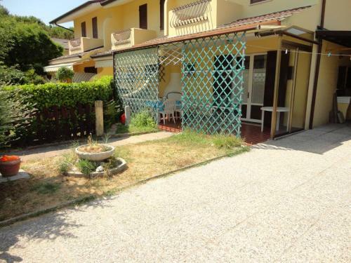 Beautiful Villa For Six People-pool-tv-ac