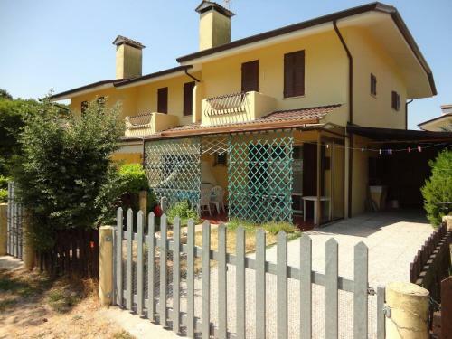 Beautiful Villa For Six People-pool-tv-ac
