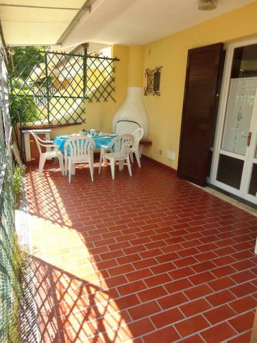 Beautiful Villa For Six People-pool-tv-ac