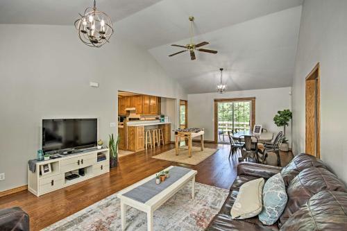 Spacious Rogers House With Beaver Lake Access!