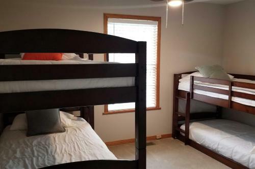 Spacious Rogers House With Beaver Lake Access!