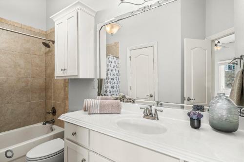 Stylish Amp Comfy Oasis 5min To Amp Queen Beds
