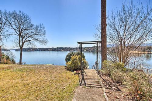 Stunning Hot Springs Retreat On Lake Hamilton