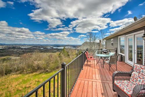 Luxe Home With Deck Mins To Lake And Natl Park!