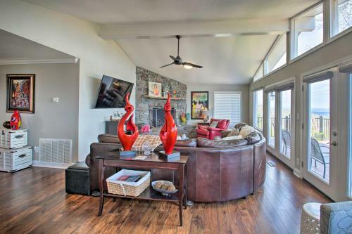 Luxe Home With Deck Mins To Lake And Natl Park!