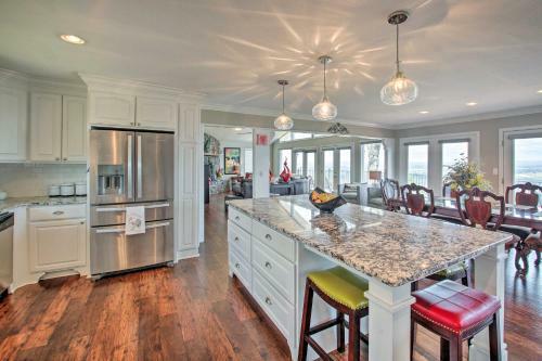 Luxe Home With Deck Mins To Lake And Natl Park!