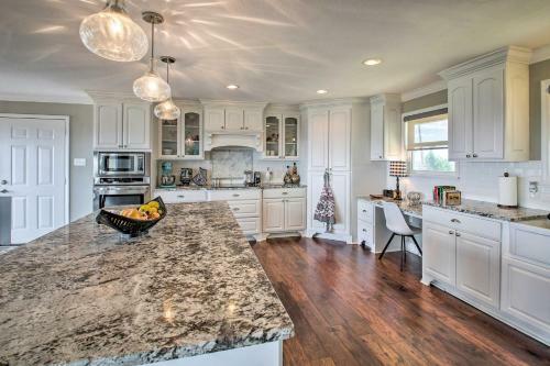 Luxe Home With Deck Mins To Lake And Natl Park!