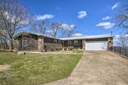 Luxe Home With Deck Mins To Lake And Natl Park!