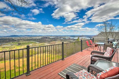 Luxe Home With Deck Mins To Lake And Natl Park!