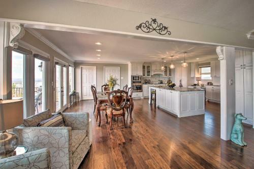 Luxe Home With Deck Mins To Lake And Natl Park!