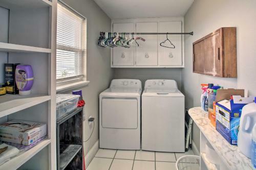 Luxe Home With Deck Mins To Lake And Natl Park!