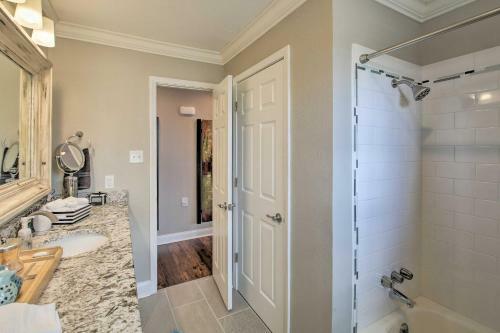 Luxe Home With Deck Mins To Lake And Natl Park!