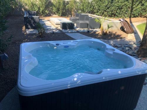 Vintage Charm W Modern Comforts Pool And Hot Tub