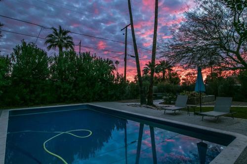 Vintage Charm W Modern Comforts Pool And Hot Tub