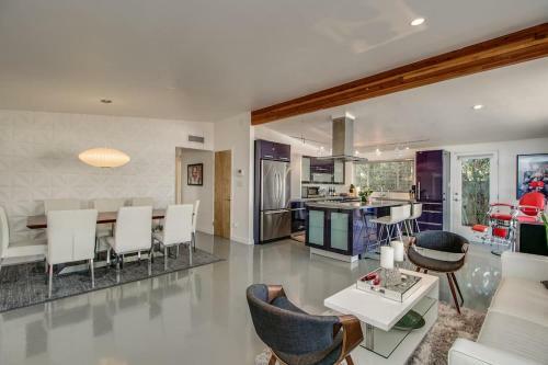 Vintage Charm W Modern Comforts Pool And Hot Tub