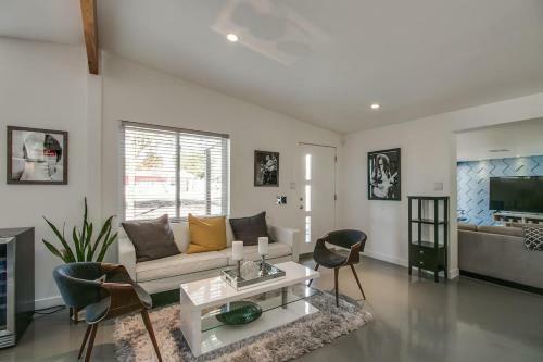 Vintage Charm W Modern Comforts Pool And Hot Tub