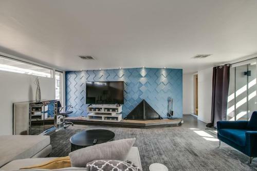 Vintage Charm W Modern Comforts Pool And Hot Tub