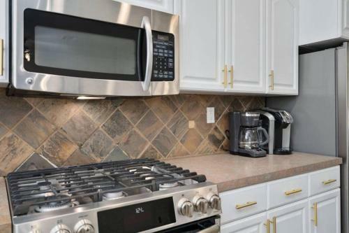 Central 5br Resort Style Retreat W/pool, Game, & Bbq