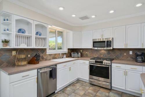 Central 5br Resort Style Retreat W/pool, Game, & Bbq