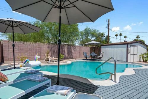 Central 5br Resort Style Retreat W/pool, Game, & Bbq