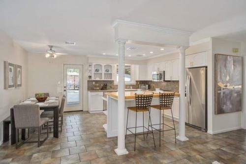 Central 5br Resort Style Retreat W/pool, Game, & Bbq